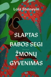 Moteris negrė tarp palmių lapų
