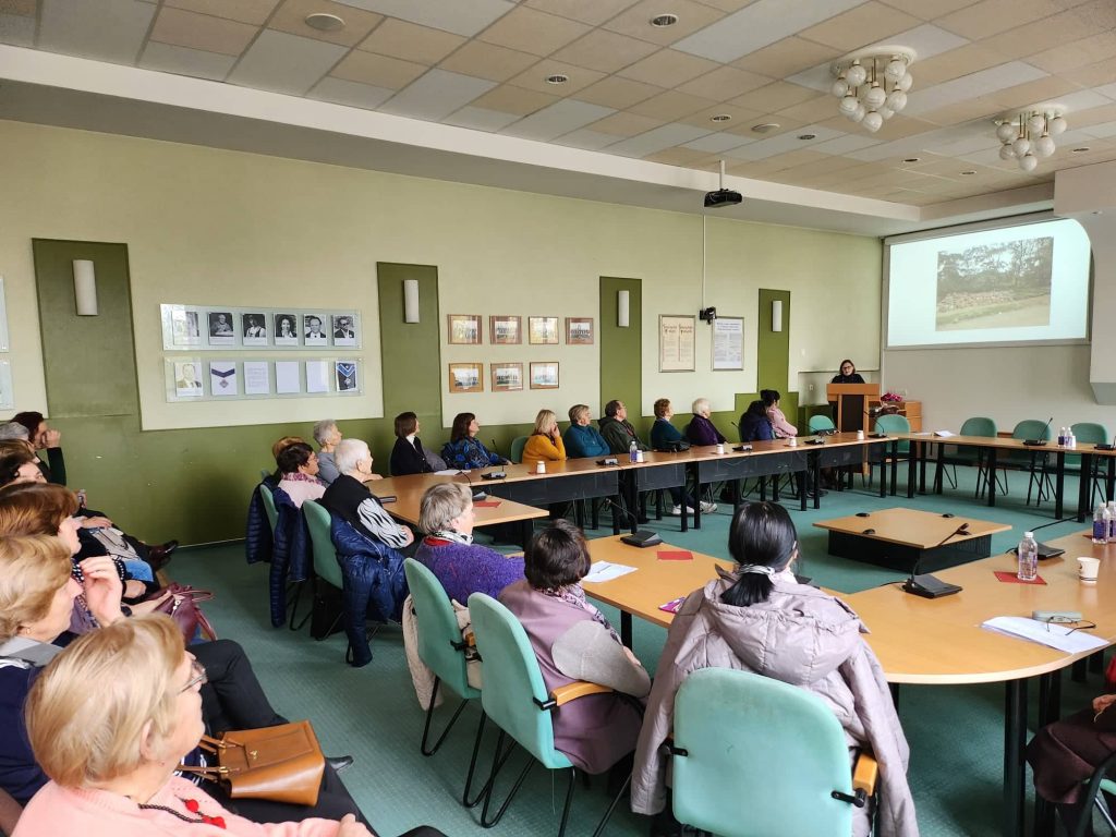 Salėje susėdę Molėtų TAU dalyviai klausosi A. Narbutaitės-Jorgensen paskaitos apie Keniją