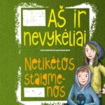 Mergaitė veža kitą mergaitę invalido vežimėlyje