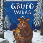 žiemą miške ant kelmo sėdi grufas ir laiko ant kelių vaiką