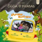 šuniukas ir katinas važiuoja su mašina atostogauti