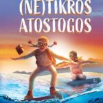 vaikai jūroje plaukia ant lagaminų