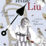 sumažinto ūgio moteris su prijuoste, šalia didelė kėdė