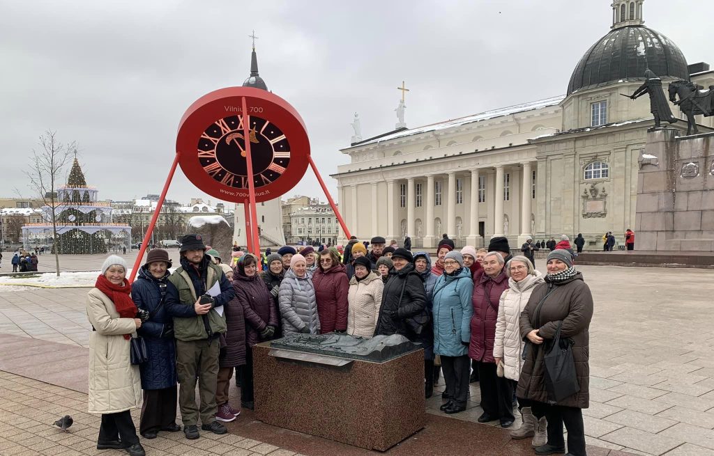 Ekskursijos dalyviai Katedros aikštėje