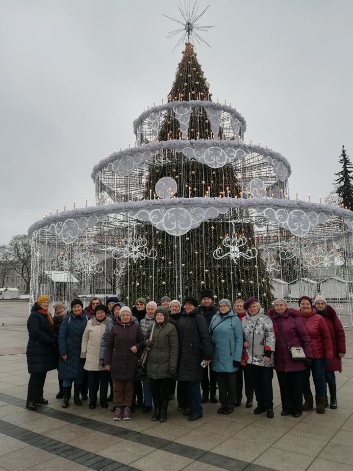 Ekskursijos dalyviai prie Kalėdinės eglutės