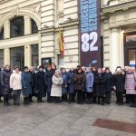 Molėtų TAU studentai šalia filharmonijos