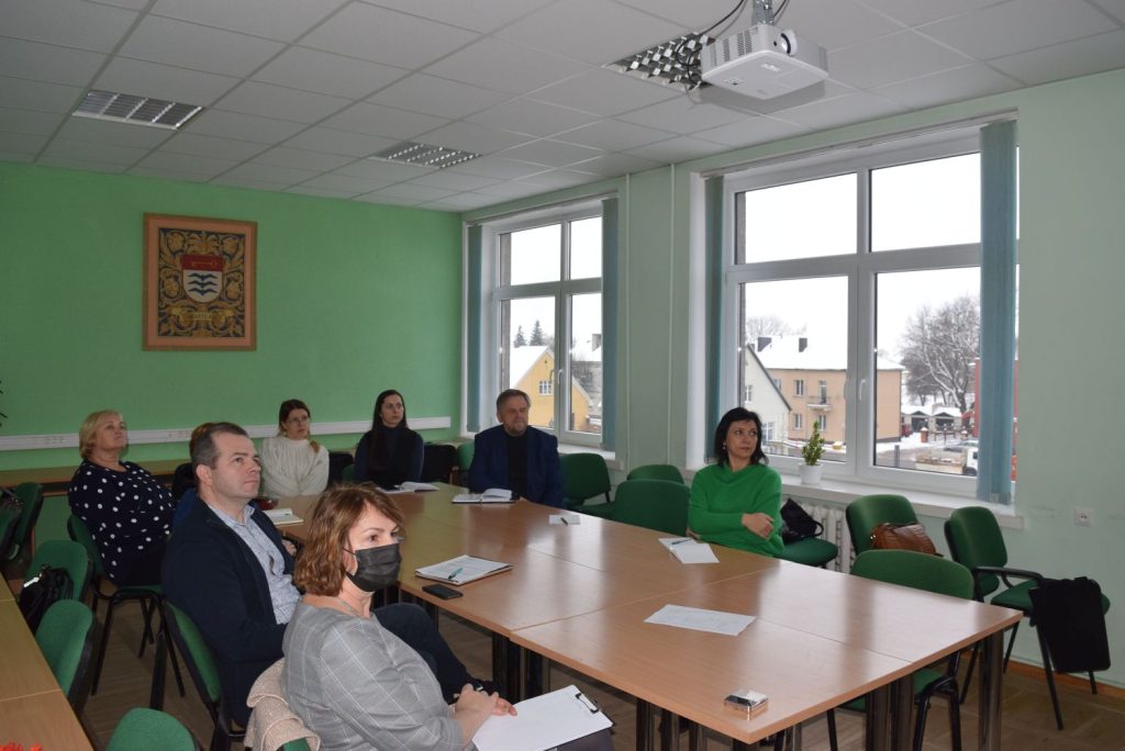 Renginio dalyviai susėdę aplink stalą