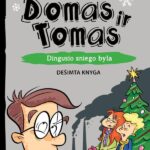 vaikai mieste prie kalėdų eglės stovi ištiestomis rankomis
