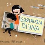 mergaitė ir berniukas sėdi degtukų dėžutėje