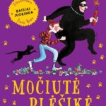 močiutė apsirengusi juodai ir su juodais akiniais bėga, paskui ją bėga berniukas ir katinas
