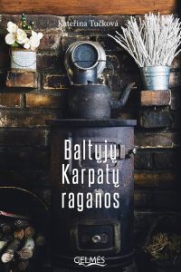 ant metalinės krosnelės stovi senas arbatinukas