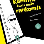 berniukas su juodais akiniais stovi atsirėmęs į stovą