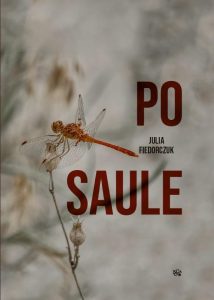 pievoje laumžirgis tupi ant augalo