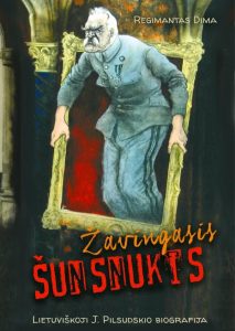 paveikslo rėmuose stovi žmogus su karininko uniforma