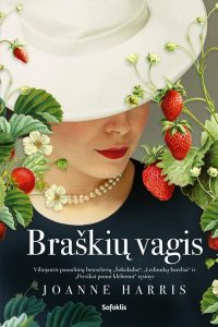 moters veidas šalia braškių
