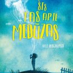 mergaitė stebi danguje medūzą