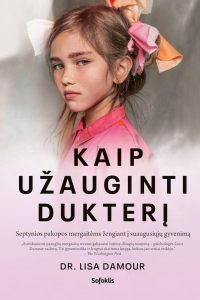 mergaitė su kaspinais plaukuose