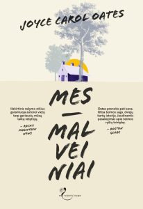 tolumoje namas po augančiais medžiais