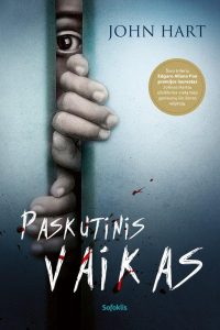 vaikas žiūri pro durų plyšį