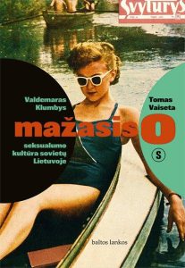 valtyje sėdi mergina su maudymosi kostiumėliu