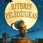 pelėdžiukas riterio kostiumu tupi ant gynybinės sienos