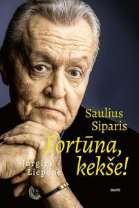 sėdi vyras parėmęs smakrą rankomis