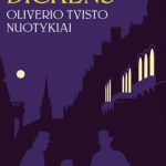 žmonių siluetai naktį mieste