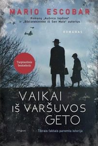 vyras eina su berniuku, danguje skraido karo lėktuvai