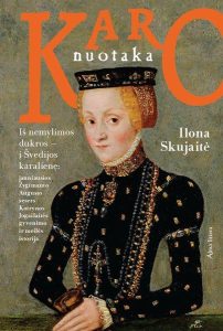 karalienė su juodais drabužiais ir karūna