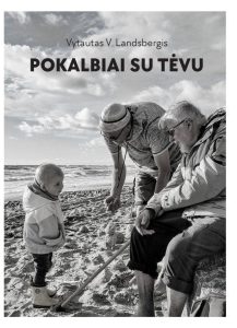 senelis sėdi prie jūros, šalia tėtis su vaiku