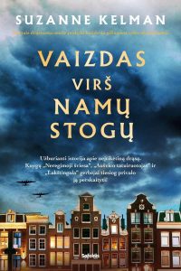 namai mieste, virš jų stogų skrenda lėktuvai