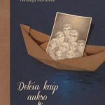 šeimos nuotrauka išlankstytame iš popieriaus laivelyje