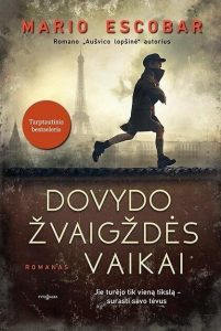 berniukas bėga per karo nusiaubtą Paryžių