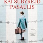 mergaitė su lagaminu eina už spygliuotos vielos