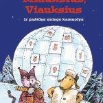 šuo ir katinas, o už jų didelė sniego gniūžtė