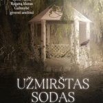 apleistame miške stovi pavėsinė, ant jos tupi varna