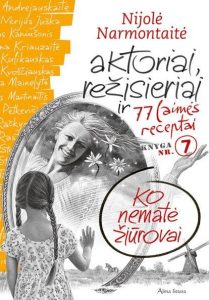 mergaitė liečia veidrodį su moters atvaizdu