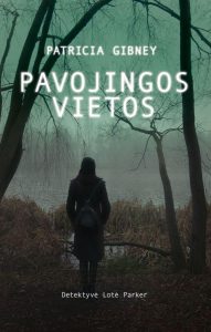 mergina stovi prie apaugusio medžiais ežero