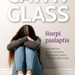 mergaitė sėdi apglėbusi rankomis kelius ir nuleidusi galvą