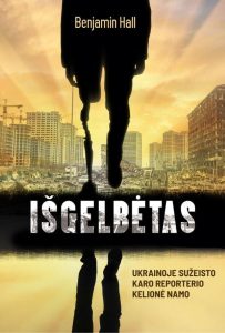 žmogus su kojos protezu eina per karo sugriautą miestą