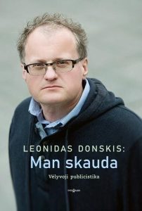 Vyras su akiniais