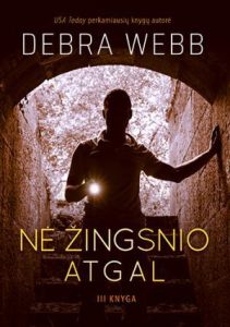 žmogus tamsiame tunelyje su žiebtuvėliu rankoje