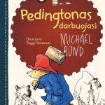 meškiukas eina dirbti ir nešasi kūjį