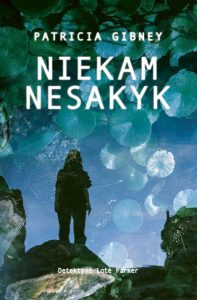ant akmens stovi nusisukęs žmogus