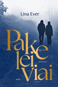 du žmonės eina taku, paskendusiu rūke