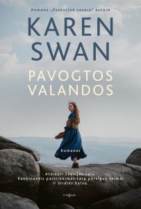 mergina stovi ant uolos, prieš ją jūra