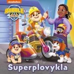 šuniukas sėdi ant didelio motociklo, šalia moteris ir du šuniukai