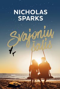 prie jūros ant sūpynių sėdi pora