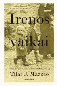 moteris nešasi kūdikį, šalia jos eina du maži vaikai