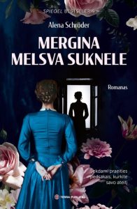 mergina melsva suknele žiūri tamsoje į pravirą langą